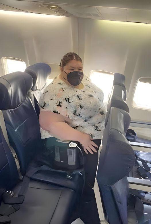 Woman tries to take her seat on a plane and what happens next has the internet is divided